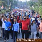Bupati Sutan Riska dalam acara jalan santai. Humas