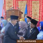 Bupati Sutan Riska ketika menyalami anggota DPRD yang baru dilantik. Humas