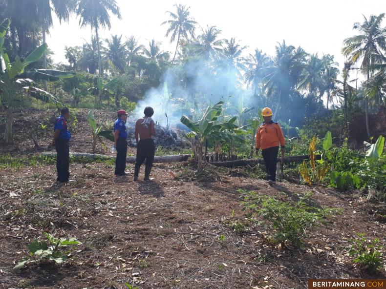 Petani bakar lahan ditemukan Tim BPBD Mentawai. Ist