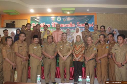 Bupati Hendrajoni foto bersama walinagari dan staf Puskesmas. Humas Pessel