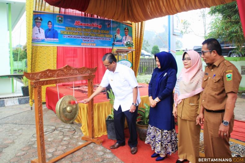 Bupati Gusmal pukul gong pembukaan acara deteksi dini kanker servick. Foto Siska