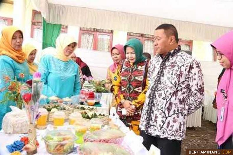 Wako Ramlan Nurmantias ketika mengunjungi stan peserta Lomba B2SA. Foto Yus