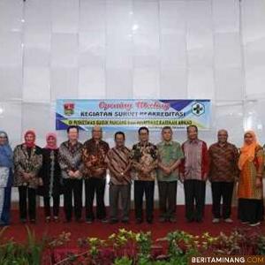Foto bersama usai pelaksanaan reakreditasi Puskesmas di Bukittinggi. Foto Yus