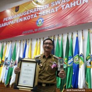 Bupati Hendrajoni saat menerima penghargaan kabupaten sehat tahun 2017 lalu. Humas Pessel