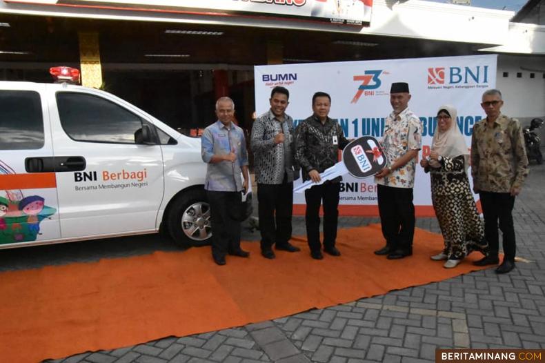 RSUD dr. Rasidin Padang menerima satu unit mobil ambulance dari PT. BNI Wilayah Padang yang diterima langsung oleh Wali Kota Padang Mahyeldi Ansharullah dikediaman resminya, jalan A. Yani, Kamis (12/12/2019)
