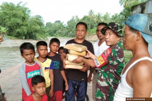 Babinas Kodim 0308 Pariaman Sertu-Kusnaefi dan warga perlihatkan temuam ganja yang dibungkus rapi di kolong jembatan. Penrem 032 Wirabraja