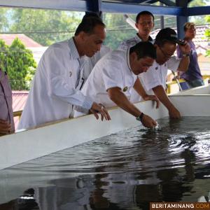 Wako Ramlan Nurmantias saat ujicoba Embung Tabek Gadang Bukittinggi. Humas Bukittinggi