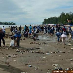 Komunitas Pemuda Indonesia Peduli Sampah (PIPIS) saat berjibaku membersihkan Pantai Air Manis, Minggu 12 Januari 2020.