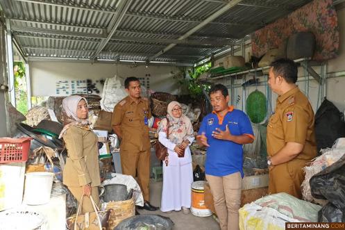 Camat Padang Selatan Teddy Antonius memotivasi pegiat kebersihan lingkungan, saat meninjau sebuah bank sampah mandiri di Kelurahan Pasa Gadang. Humas Padang