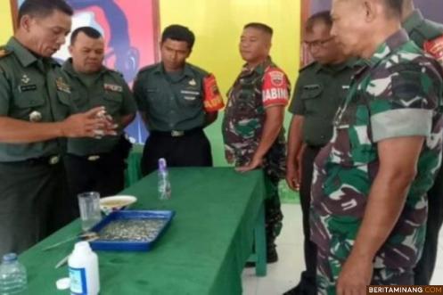Danramil 01/Pyk Kapten Czi Joni Forta sedang meracik hand sanitizer