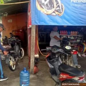 Petugas kesehatan dari Dinas Kesehatan Kabupaten Dharmasraya semprotkan disinfektan di sebuah lokasi keramaian. Foto Humas Dharmasraya