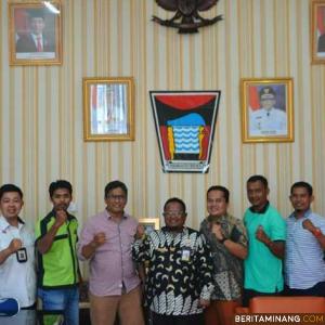 Kabag Prokompin Amrizal Rengganis foto bersama dengan pengurus Karang Taruna usai dialog. Foto Humas Padang