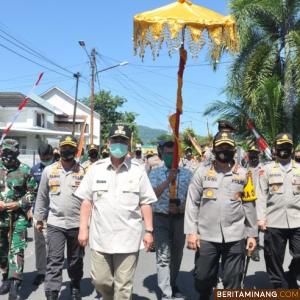 Wagub Nasrul Abit dan Kapolda Irjen Pol Toni Harmanto ketika menuju Nagari Tageh Rumah Gadang di Parak Karakah Padang. Foto Humas Sumbar