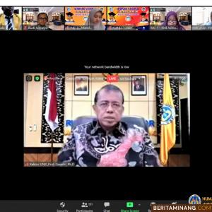 Rektor UNP Prog. Ganefri, Ph.D saat berbicara dalam Webinar Nasional SISFOTEK KE-IV. Foto Humas UNP