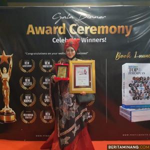 Lisda Hendrajoni saat memperlihatkan dua  penghargaan yakni, Best Inspiring & Creativity Women Award 2020.