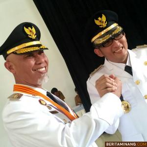 Walikota Padang H. Mahyeldi Ansharullah Datuk Marajo salam komando kompak membangun Kota Padang menjaga Keminangkabauan dengan Wakil Walikota Hendri Septa. Foto Prokompim Padang