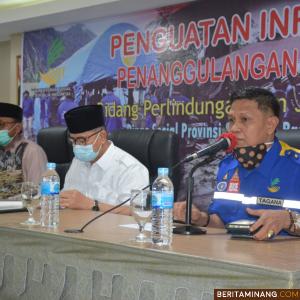 Wagub Nasrul Abit saat acara Tagana Sumbar bersama Kadis Sosial Sumbar Jumaidi, Kabid Linjamsos (Perlindungan Jaminan Sosial) Dinsos Sumbar, Irwan Basir. Foto Humas Sumbar