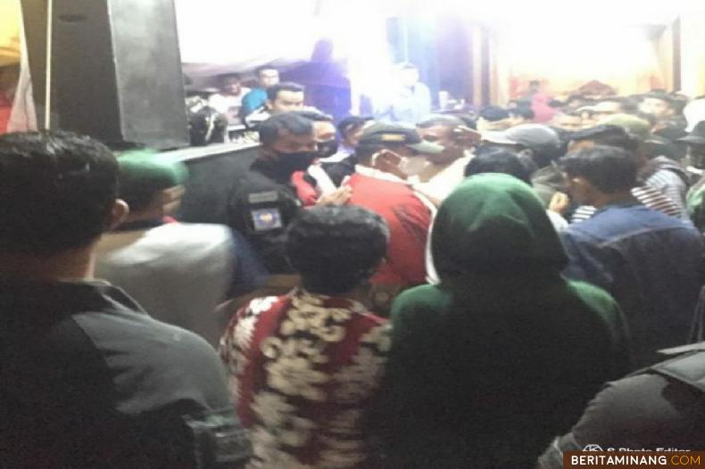 Suasana pesta pernikahan yang di tertibkan Satpol PP Payakumbuh.