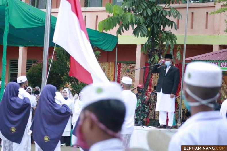 Plt Bupati Kabupaten Dharmasraya, H. Amrizal Dt Rajo Medan bertindak sebagai Inspektur Upacara Hari Santri di Pontren Nurul Iman, Pisang Berebus.