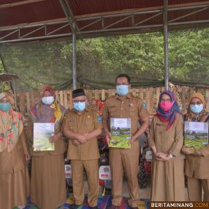 Wawako Zohirin Sayuti, saat foto bersama dengan pengelola UPJA dan BPP. Foto: Humas