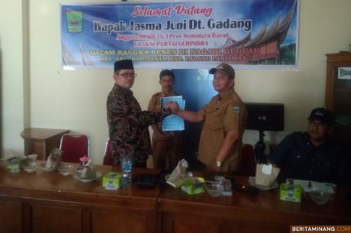 Anggota DPRD Sumbar Jasma Juni Dt. Gadang, SE saat menerima aspirasi dari Wali Nagari Guguak Ahmad Yuni Kamil disaksikan Plt Camat 2 x 11 Kayutanam Mulyardi. Foto: Rokcalva