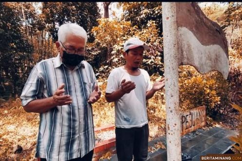 Akhyar Amir, putra ke tiga tokoh pejuang Amir Djamin yang dilupakan tengah berdoa untuk ayahnya diakhirat. Foto: Iyos