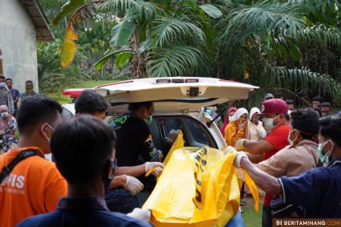 Polisi saat mengevakuasi mayat di Koto Besar Dharmasraya. Foto: Eko P