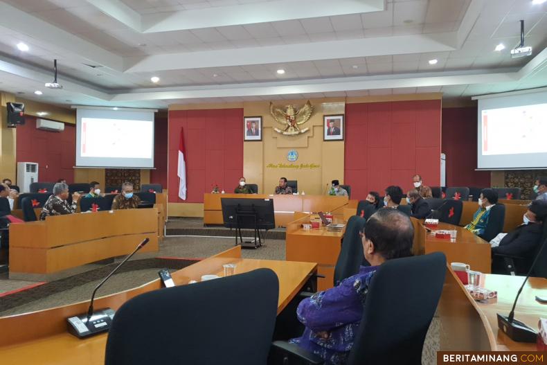 Rektor Universitas Lampung Prof. Dr. Karomani, M.Si. dan Rombongan Pelajari Pengajuan PTNBH UNP pada Kamis (26/10) bertempat di Ruang Sidang Senat Universitas Negeri Padang.