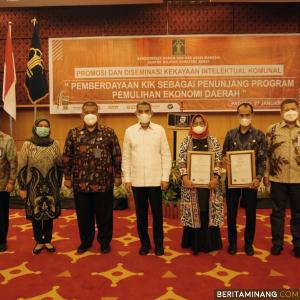 Wabup Solsel Yulian Efi (dua dari kanan) atas nama Pemkab Solsel menerima sertifikat KIK Ekspresi Budaya Tradisional dari Kemenkumham RI, Padang, Kamis (27/1/2022).
