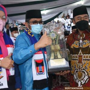 Wako Padang Hendri Septa B.Bus (Acc), M.I.B (tengah) disaksikan Wagub Sumbar Audy Joinaldy dengan bannga memperlihatkan Piala Juara Umum MTQ tingkat Sumbar 2021 yang diraih kafilah Kota Padang. Foto: Prokompin Kota Padang