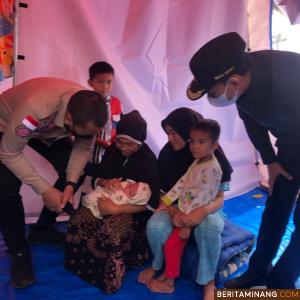 Wakil Gubernur Sumbar, Audy Joinaldy, didampingi Wakil Bupati Pasaman, Sabar AS, Sekertaris Daerah Pasaman Barat, Hendra Putra, dan Kepala Dinas PUPR, Era Sukma, melihat bayo di lokasi pengungsian gempa.