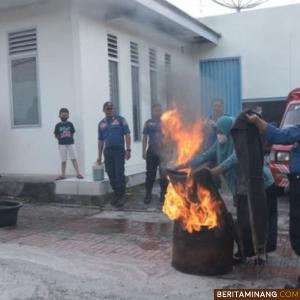 Damkar Padang Panjang saat memberikan pPenyuluhan dan simulasi cara padamkan api ke PKK.