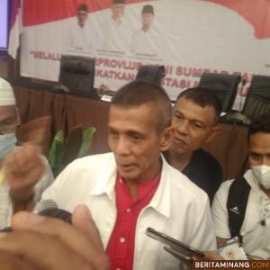 H. Agus Suardi diwawancarai wartawan saat terpilih sebagai Ketua Umum KONI Sumatera Barat. Dok. Beritaminang