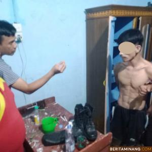 Polisi saat berhasil mengamankan pelaku.