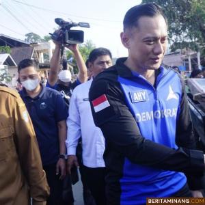 Kedatangan AHY yang disambut histeris ke lokasi bencana gempa Pasaman Barat.