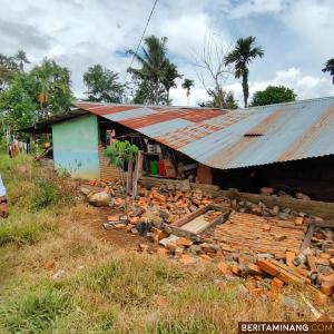 Ketua DPRD Kabupaten Pasaman saat meninjau beberapa rumah masyarakat Malampah yang rusak berat. Foto: Humas