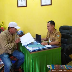Kepala SMP Negeri 13 Solsel, Roma Ade Putra. M. Pd saat berdialog dengan Ketua Komite, Elisman Hia baru-baru ini. Afrizal. A