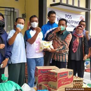 Saat penyerahan bantuan yang diterima oleh Sekda Kabupaten Pasaman Maraondak di Posko utama kantor camat kecamatan Tigo Nagari. Foto: MAL
