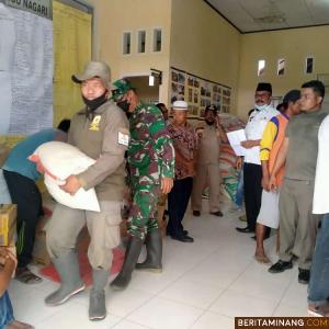 Proses Pendistribusian bantuan kepada Masyarakat Malampah kabupaten Pasaman di kantor camat kecamatan Tigo Nagari. Foto: MAL