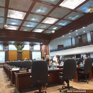 Ruang sidang utama DPRD Sumbar. Foto: Rokcalva/BeritaMinang