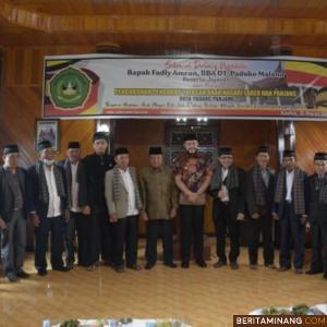 Wako Padang Panjang foto bersama Pengurusan Yayasan Anak Nagari Lareh Nan Panjang.
