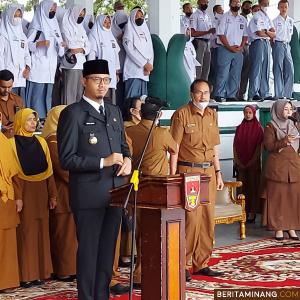 Wako Bukitinggi bersama Kadisdik dan guru serta pelajar dalam suatu acara di lapangan Kantin.