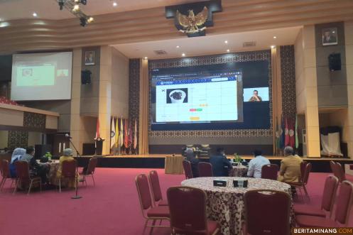 Rektor Prof. Ganefri, Ph.D. Buka Kegiatan Virtual Expo dan Kuliah Umum Kewirausahaan pada Selasa (29/3) di Auditorium Kampus UNP Air Tawar Padang.