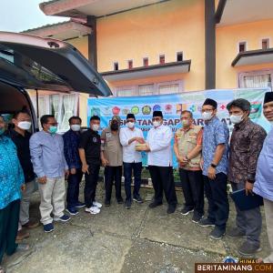 Penyaluran donasi secara simbolis diberikan oleh Rektor UNP Prof. Ganefri, Ph.D., kepada Bupati Pasaman, Benny Utama, S.H., M.M., Rabu (10/3).