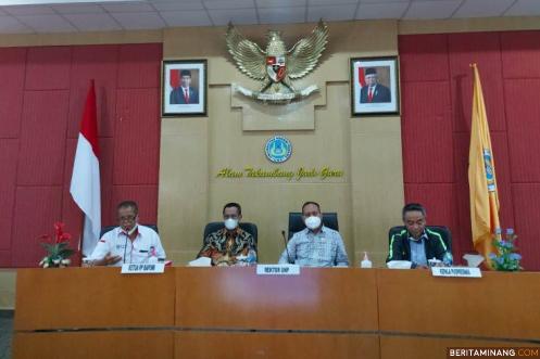 Plt. Kepala Puspresnas, Asep Sukmayadi bersama Ketua BAPOMI Sumbar Hendra Syarifuddin, Ph.D saat meminpin rapat koordinasi di UNP, Kamis (10/3/2022). Ist.
