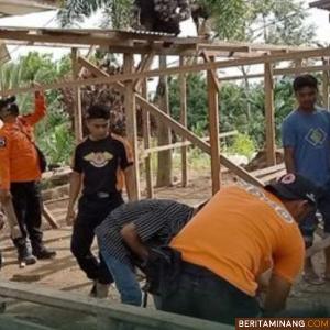 Tim BPBD Padang Panjang saat dirikan tempat pengungsian korban gempa.