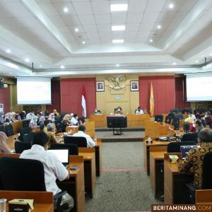 Tim Task Force menggelar kegiatan Focus Group Discussion (FGD) atau diskusi kelompok Terpumpun dengan Tim Pendamping dari Fakultas Kedokteran Unand di Ruang Sidang Senat Rektorat UNP, Selasa (30/03/2022).