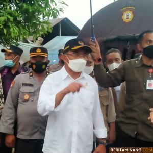 Menteri PMK Muhadjir Effendy saat meninjau lokasi terparah akibat gempa Malampah. Foto: MAL