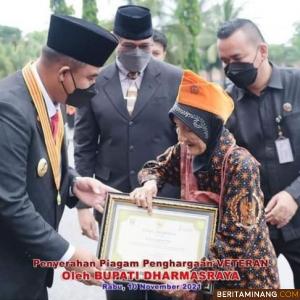 Veteran pejuang, Ibu Mariah bersama Bupati Dharmasraya, Sutan Riska Tuanku Kerajaan.