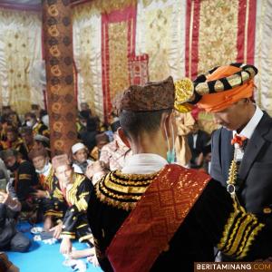 Suasana pelewaan gelar adat dari suku Panai Lundang, Datuak Rangkayo Basa kepada Wabup Solsel, H. Yulian Efi, di Rumah Gadang Suku Panai Lundang di Rawang Muara Labuh, Minggu (6/3/2022). Ist.
